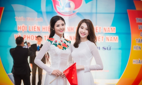 Hoa hậu Ngọc Hân và Thu Thảo duyên dáng trong tà áo dài