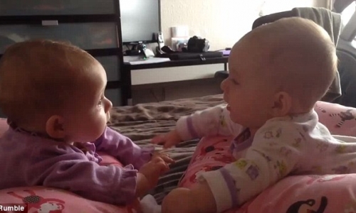 Hai bé sinh đôi nói chuyện với ngôn ngữ đặc biệt 