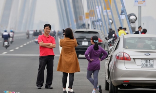 Phạt người dừng đỗ xe trên cầu Nhật Tân để chụp ảnh