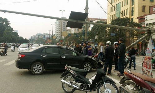 Hà Nội: Ô tô mất lái tông đổ cột biển báo