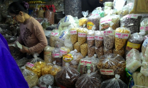 Giáp Tết: Bánh mứt kẹo không nhãn mác tràn ngập thị trường