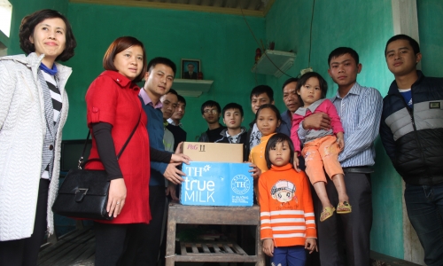 Trao tặng quà cho trẻ em miền quê nghèo Hà Tĩnh