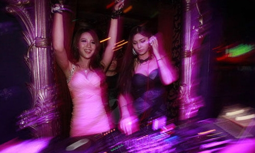 Gái nhà hàng múa khiêu dâm phục vụ khách ở Sài Gòn