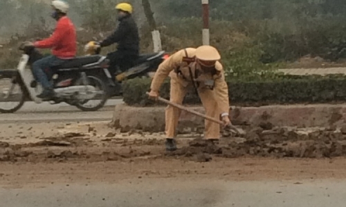 Hà Nội: CSGT xúc bùn trên đường đi tuần tra