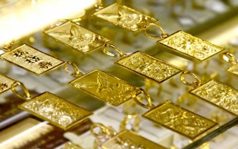 Giá vàng tăng vọt vượt mức 1.300 USD/ounce