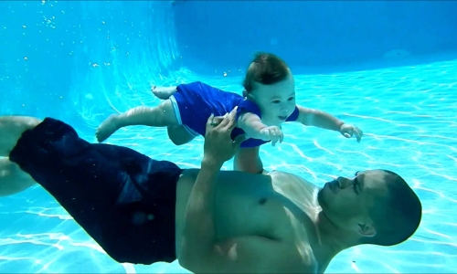 Em bé 7 tháng tuổi bơi, lặn giỏi như người lớn