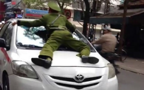 Hà Nội: Cảnh sát bị lái xe taxi hất lên nắp capo chạy trên phố