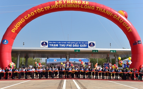Thủ tướng phát lệnh thông xe tuyến đường cao tốc hiện đại nhất Việt Nam