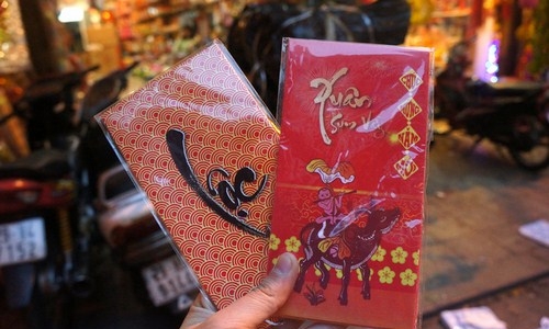 Những món quà lưu niệm mang màu Tết Việt