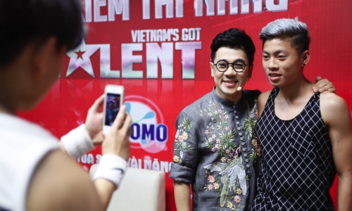 Vietnam’s Got Talent: Giám khảo Thành Lộc đắt show chụp ảnh
