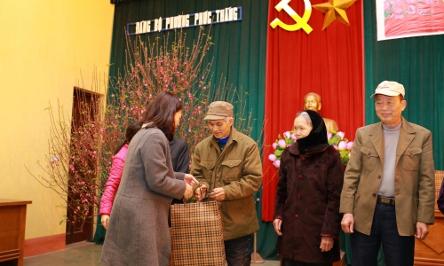 Toyota Việt Nam tặng quà Tết cho gia đình liệt sĩ