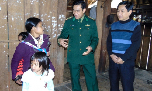 Hà Tĩnh: Bộ đội biên phòng gói bánh đón tết cùng người Chứt 