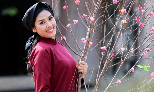 Ngắm Top 25 Hoa hậu thế giới Nguyễn Thị Loan e ấp trong trang phục áo dài hát xoan