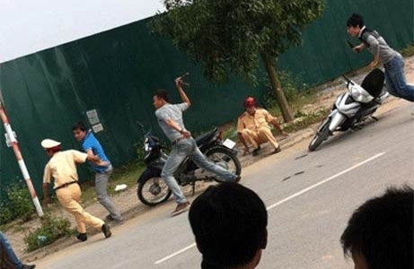 Dùng tuýp sắt tấn công, lao xe máy vào cảnh sát giao thông