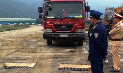 Hà Tĩnh: Phạt gần 400 triệu đoàn xe chở gỗ quá tải