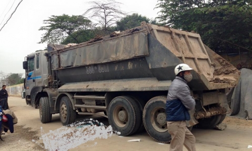 Hà Nội: Cô gái chết thảm do xe tải kéo lê