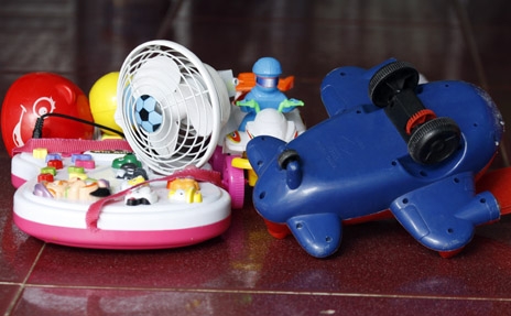 Nguy hiểm từ nguồn pin, ắc-quy ở đồ chơi trẻ em 