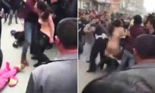 Say xỉn, một phụ nữ khỏa thân, tấn công cảnh sát