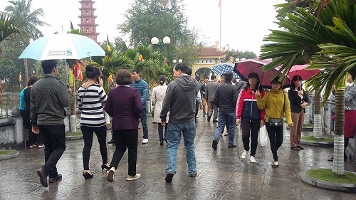 Hàng trăm người đội mưa đi lễ chùa rằm tháng Giêng