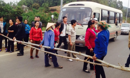 Người dân lại rào đường chặn xe trên đường cao tốc Nội Bài - Lào Cai