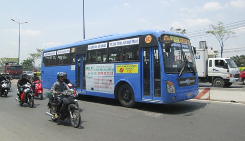 Quảng cáo trên xe buýt ở TPHCM: Cần sớm triển khai