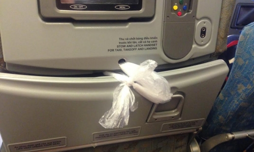Vietnam Airlines: Cố định khay để thức ăn bằng nắm túi ni lông!