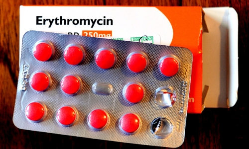 Erythromycin làm tăng nguy cơ động kinh và bại não ở thai nhi