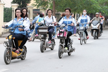 Yêu cầu học sinh đội mũ bảo hiểm khi đi xe đạp điện 