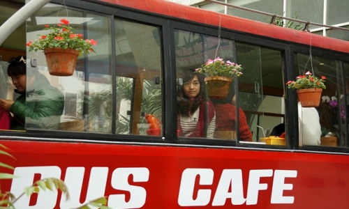 Quán cà phê trên xe bus 'có một không hai' tại Hà Nội