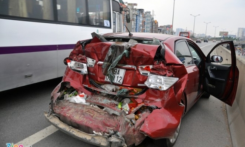 Hà Nội: Xe khách tông nát đuôi ô tô con trên đường cao tốc