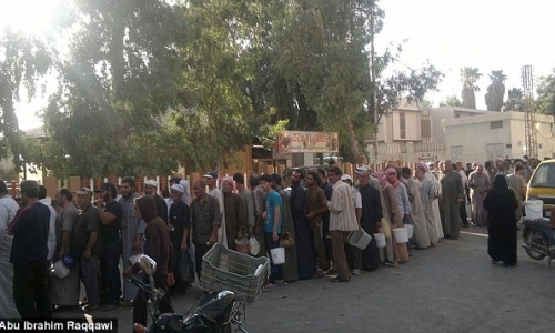 Hàng trăm người xếp hàng chờ thức ăn ở thủ phủ của ISIS