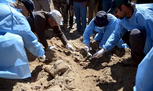 Khai quật mộ tập thể của 1.700 người bị IS hành hình