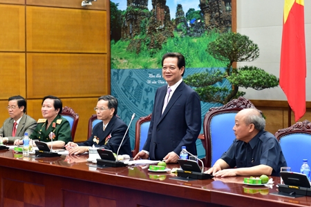 Thủ tướng Nguyễn Tấn Dũng gặp mặt các cựu chiến binh hội chiến sỹ thành cổ Quảng Trị
