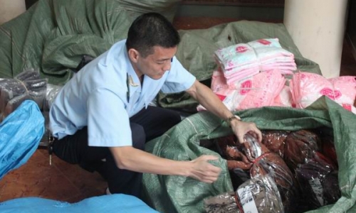  Quảng Ninh: Bắt hơn 6.000 bộ quần áo nhập lậu