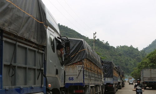 Ùn tắc hàng nghìn xe chở dưa hấu tại cửa khẩu Tân Thanh: Mỗi bên lý giải một kiểu!