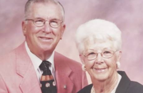 Vợ chồng sống chung 73 năm, qua đời cách nhau vài phút 