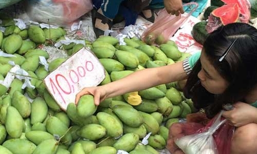 Mồ hôi nông dân bán rẻ khắp chợ, vỉa hè Hà Nội