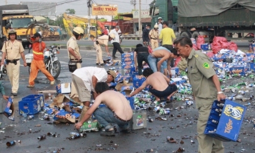 Đồng Nai: 500 thùng bia lon và 100 két bia chai văng vỡ tung tóe