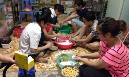 Người dân Hà Nội xếp hàng mua bánh trôi, chay trong ngày tết Hàn thực