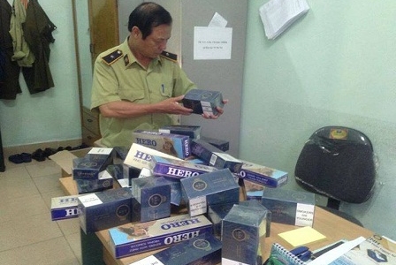 Tịch thu 350 bao thuốc lá nhập lậu suýt bị tuồn vào Hà Nội