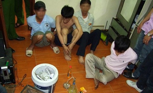Hà Nội: Bắt cán bộ thuế chứa lựu đạn, ma túy trong nhà riêng