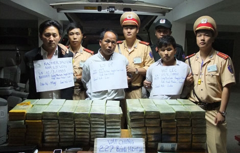 Bắt 3 đối tượng người Lào vận chuyển 227 bánh heroin