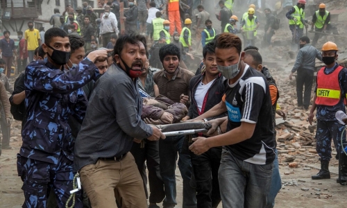 Lực lượng cứu hộ giải cứu nạn nhân tại Nepal 