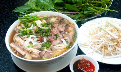Nhà hàng Việt bị tước giấy phép kinh doanh vì đồ ăn nhiễm khuẩn