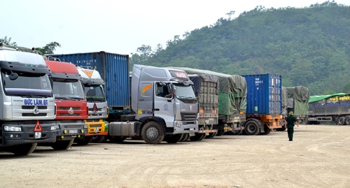 Sau dưa hấu, hàng chục nghìn tấn gạo ùn tắc ở cửa khẩu Lào Cai