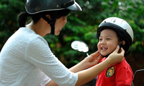 Các cách giúp trẻ đội mũ bảo hiểm khi ra đường