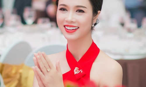 Người đẹp Ngọc Anh rạng rỡ bên Hoa hậu thế giới người Việt Diễm Hương 