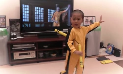 Bé trai 5 tuổi múa côn như Lý Tiểu Long