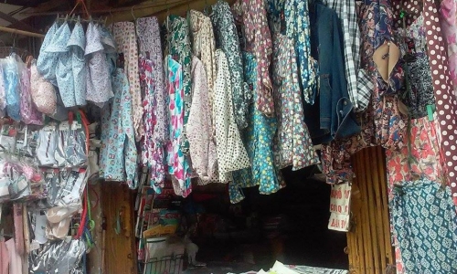 Dân Hà Nội đổ xô mua áo chống nắng giá rẻ tràn lan tại chợ 