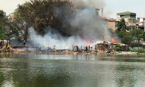Hàng chục nhà tạm bên hồ Linh Quang bốc cháy dữ dội